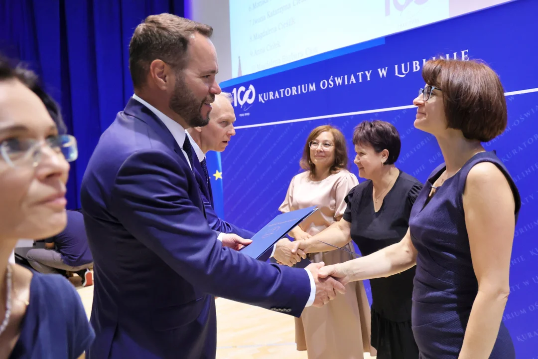 Nauczyciele awansowali na najwyższe stopnie. Wojewoda lubelski wręczył akty