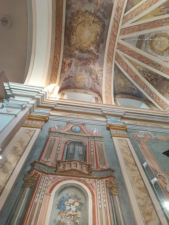 ŁUKÓW W kościele Podwyższenia Krzyża Św. można podziwiać zabytkowe freski i odnowiony żyrandol. (ZDJĘCIA) Zakończyły się prace konserwatorskie. - Zdjęcie główne