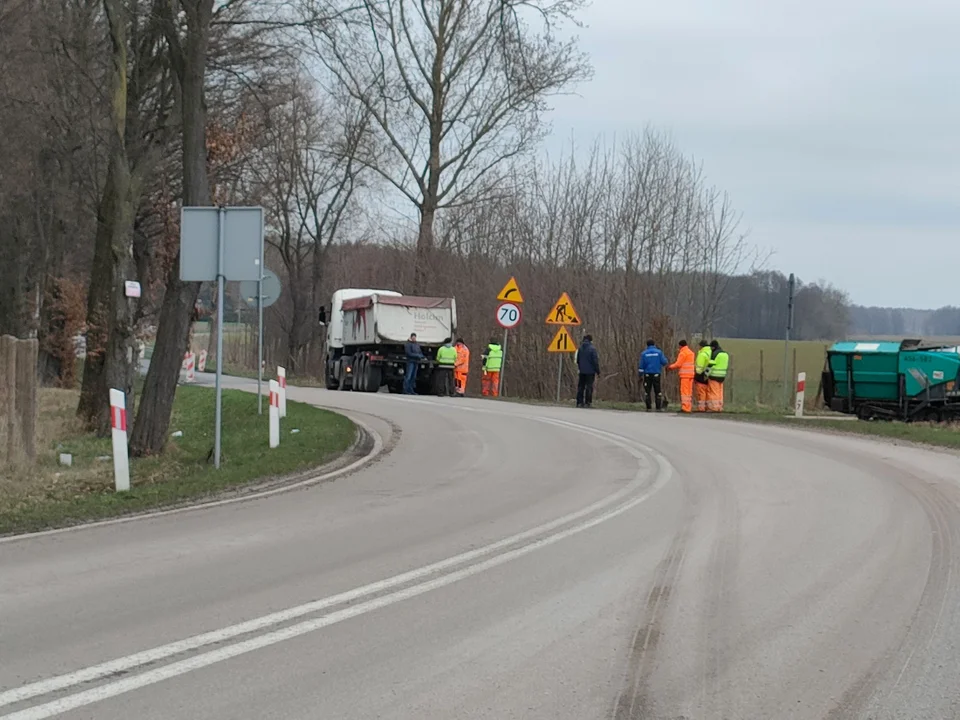 Jazda drogą 807 w gminie Wola Mysłowska to masakra. W planach głęboki remont. Na razie łatają dziury - Zdjęcie główne