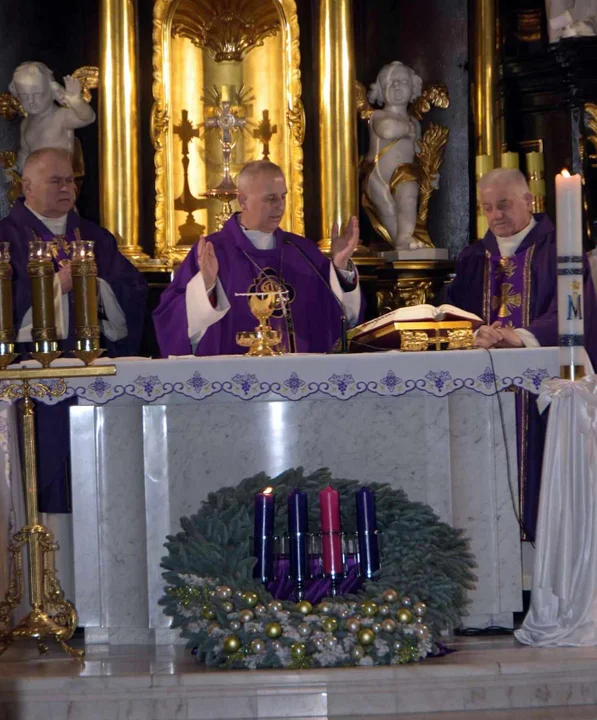 Biskup Grzegorz Suchodolski odwiedził Parafię Podwyższenia Krzyża Św. Ingres Biskupa z plebanii do kościoła i msza święta