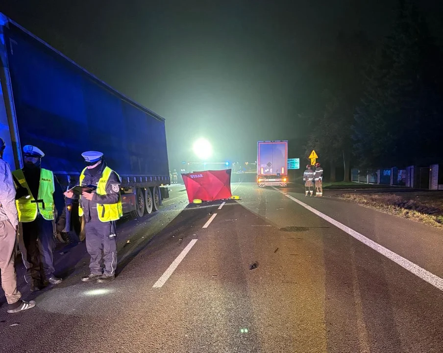 Lubelskie: Pieszy potrącony przez 2 ciężarówki. Zginął na miejscu