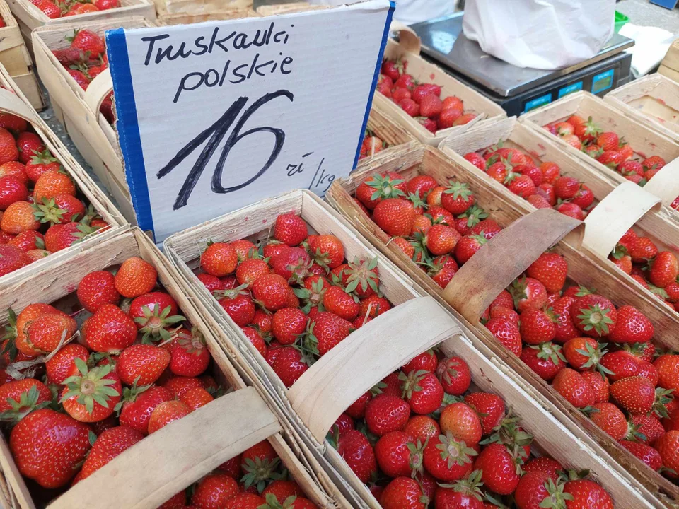 Ceny truskawek lecą w dół. Ile kosztują na targu przy ul. Wileńskiej? - Zdjęcie główne