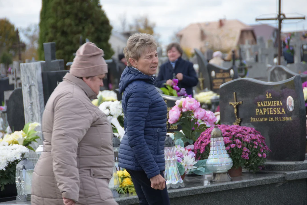 Dzień Wszystkich Świętych na cmentarzu w Okrzei