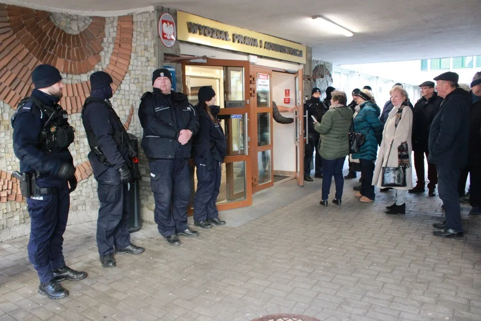 Manifestacja pod budynkiem UMCS. Policja zabezpieczała wydarzenie (ZDJĘCIA) - Zdjęcie główne