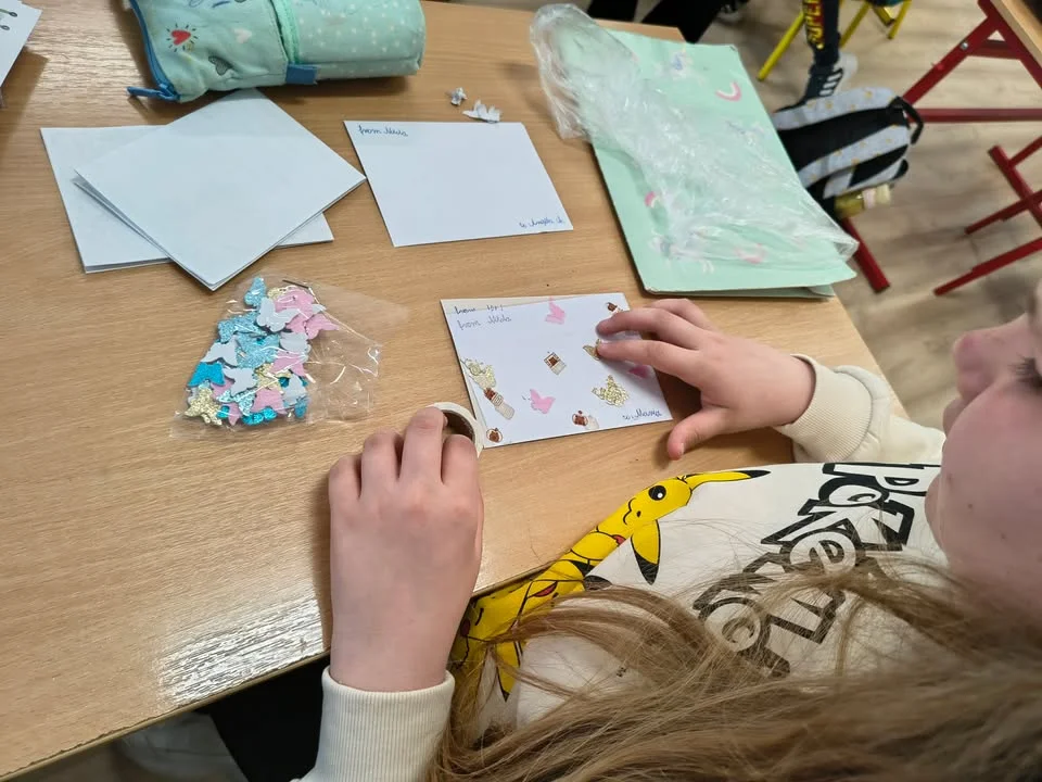 Uczniowie z Halasów piszą listy do kolegów z całej Europy!