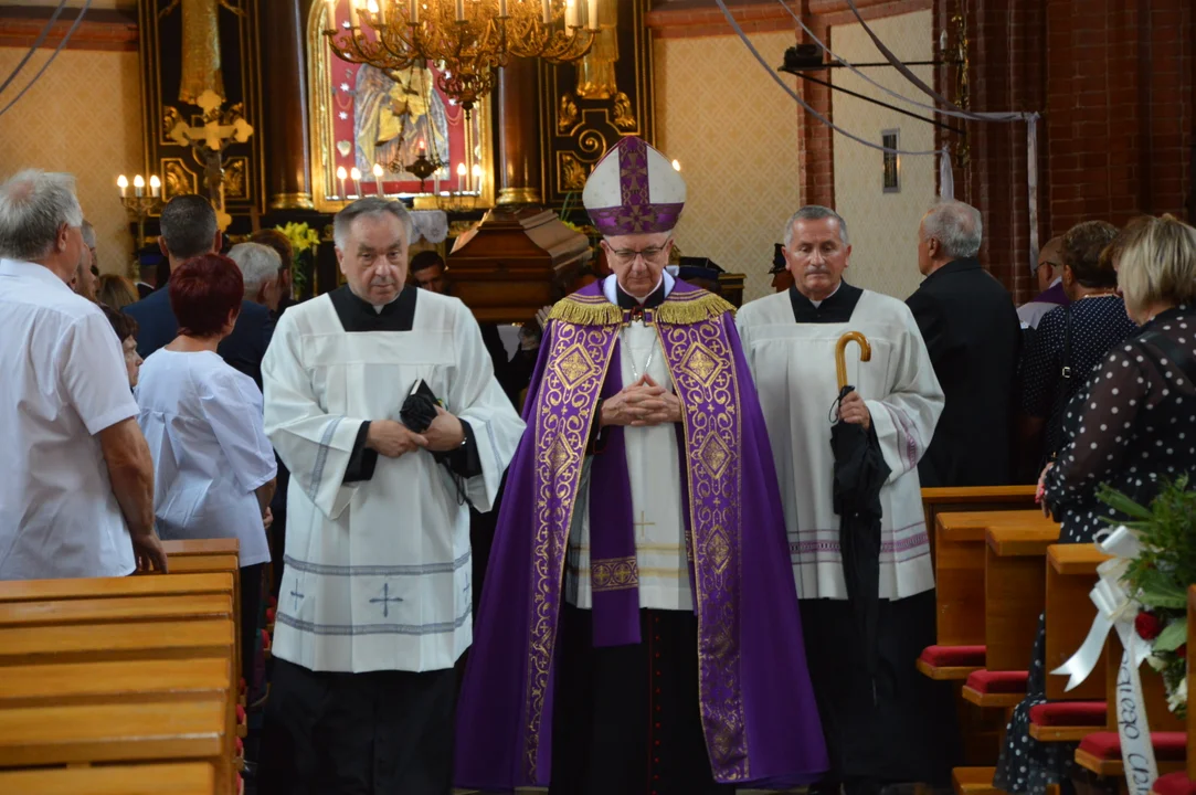 Uroczystość pogrzebowa proboszcza parafii w Ratoszynie ks. Józefa Rychtera