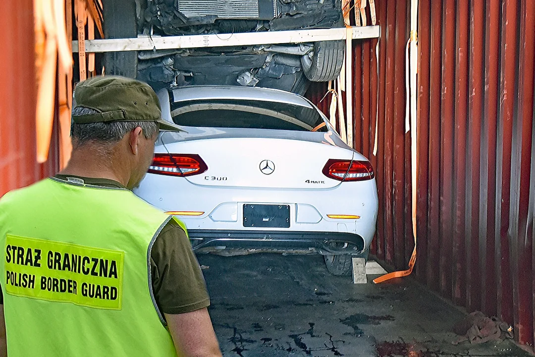 Poszukiwany za oceanem Mercedes znaleziony w pociągu towarowym. Strażnicy graniczni przechwycili go na Lubelszczyźnie
