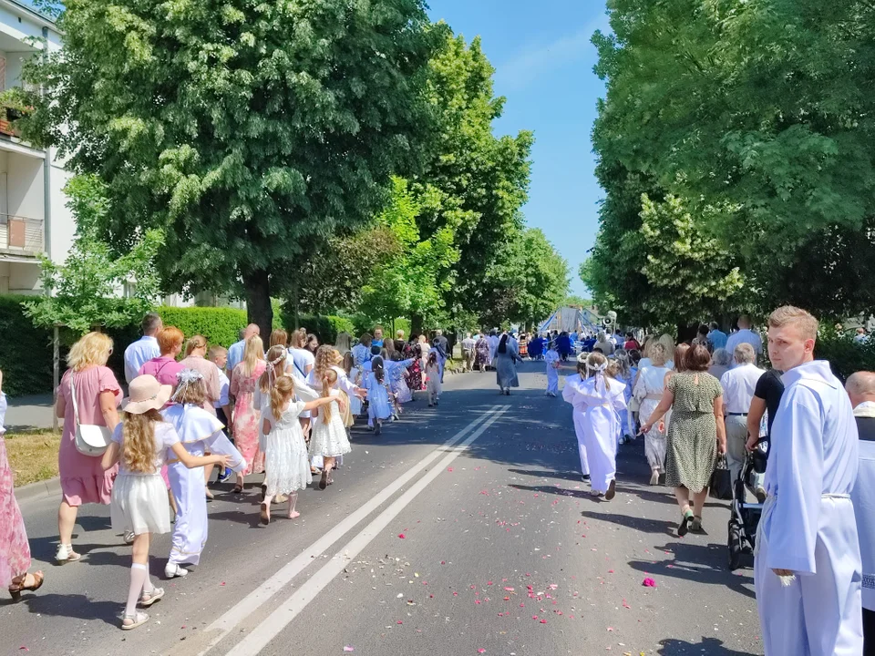 Procesja Bożego Ciała w parafii Podwyższenia Krzyża Świętego w Łukowie