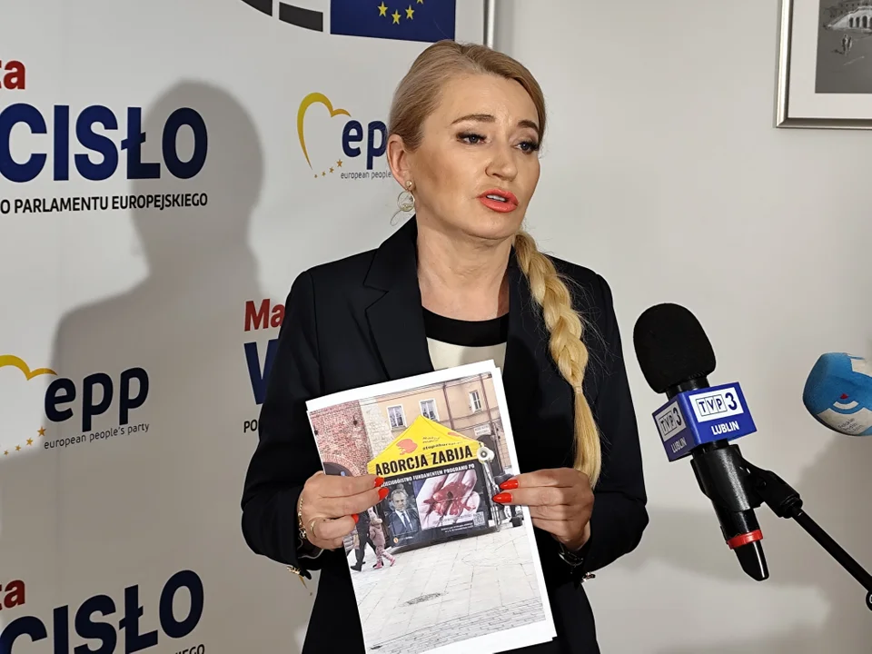 Lublin: Drastyczne zdjęcia ofiar aborcji obok zdjęcia premiera Tuska. Marta Wcisło alarmuje RPO