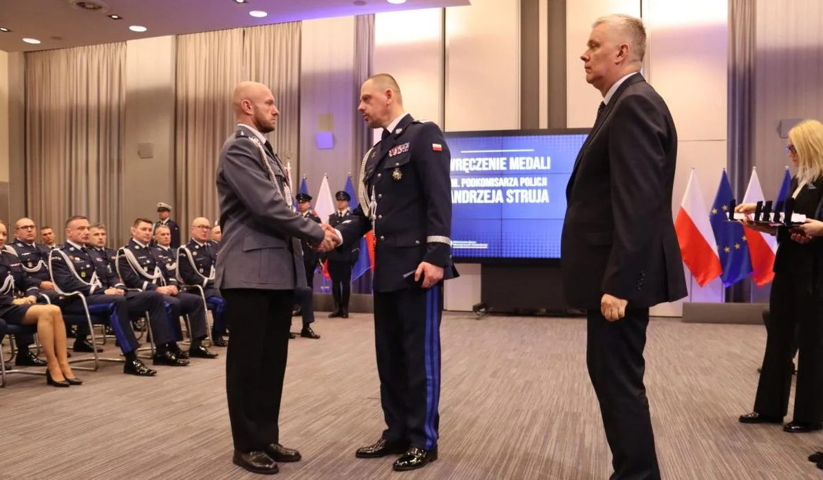Lubelskie: Policjanci wynieśli 64-latka z płonącego budynku. Jeden w przeszłości uratował tonącą kobietę