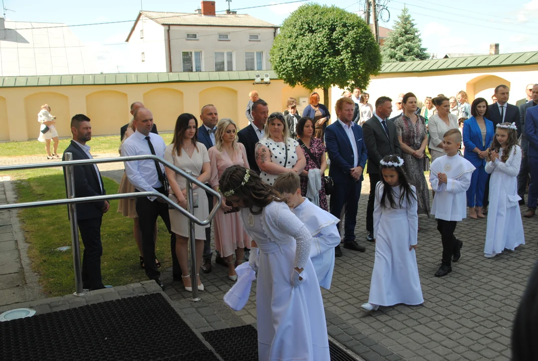 Uczniowie z klas III A i III C z SP nr 2 w Opolu Lubelskim przystąpili do I Komunii Świętej 3 czerwca o godz. 10