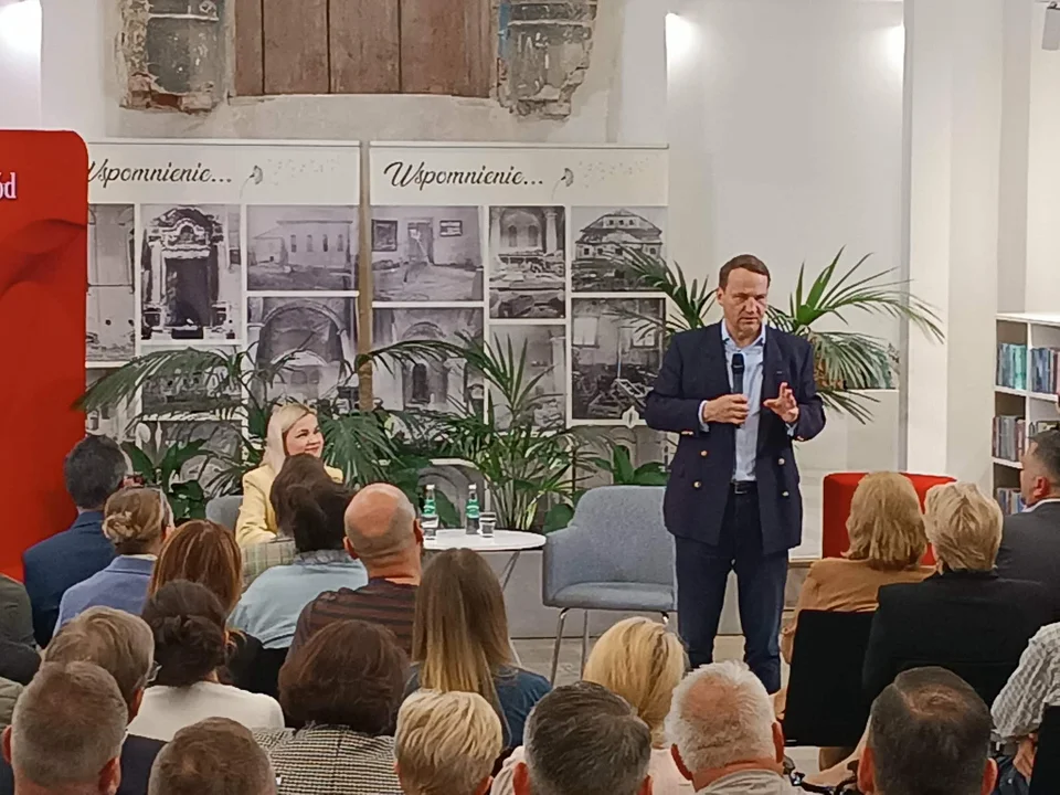 Tłumy w Tarnogrodzie! Sikorski mówi o przyszłości Polski i świata (foto) - Zdjęcie główne
