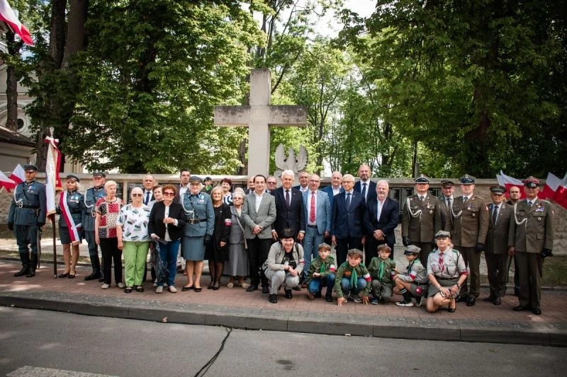 Mieli zginąć wszyscy. W ostatniej chwili wydarzył się cud – historia Józefowa porusza (foto) - Zdjęcie główne