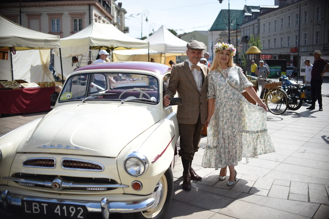 Motoryzacyjne perełki stanęły na placu Łokietka [ZDJĘCIA]