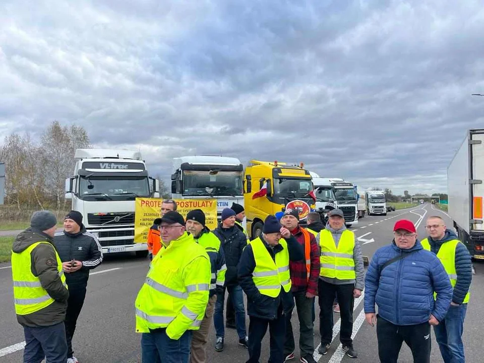 Łukowscy transportowcy protestują na granicy polsko- ukraińskiej razem z przewoźnikami z innych miast i regionów