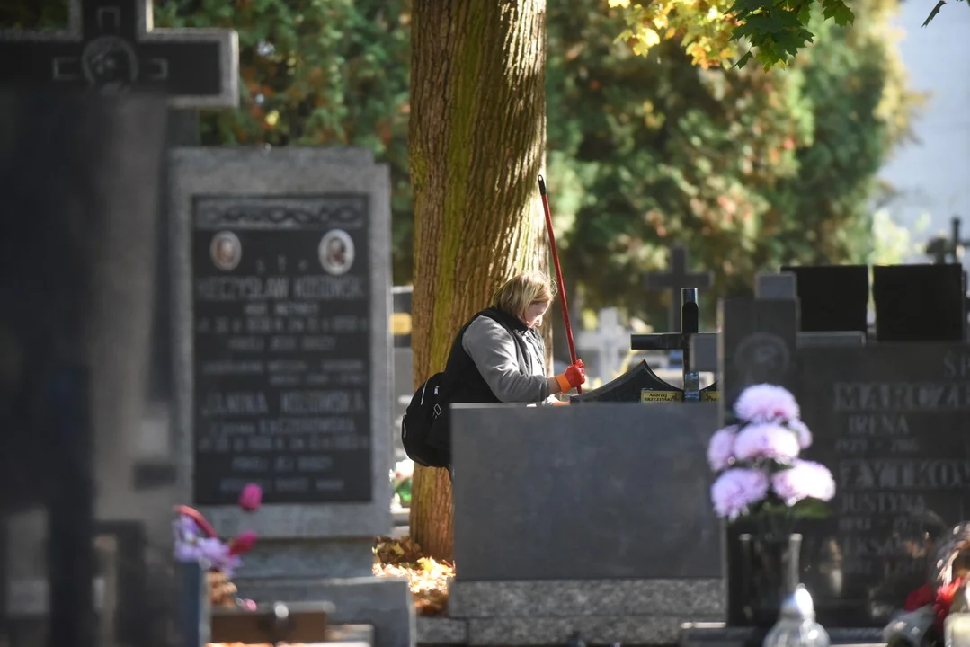 Mieszkańcy ruszyli na groby. Zaczęło się wielkie sprzątanie [ZDJĘCIA] - Zdjęcie główne