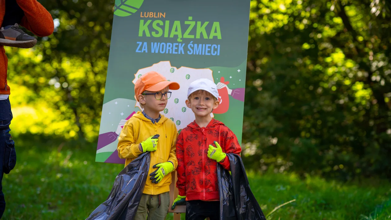 Lublin: Posprzątali w zamian za książki. Ponad 40 osób wzięło udział w akcji "Książka za worek śmieci"