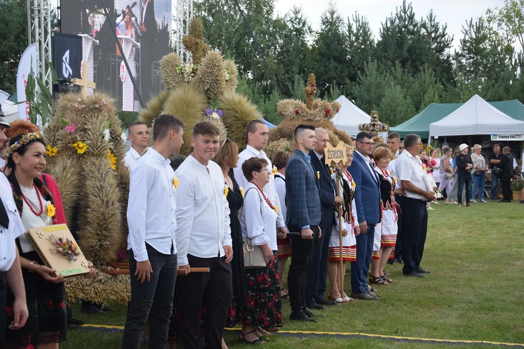 Dożynki Powiatowe w Drelowie 2023. Korowód i prezentacja wieńców