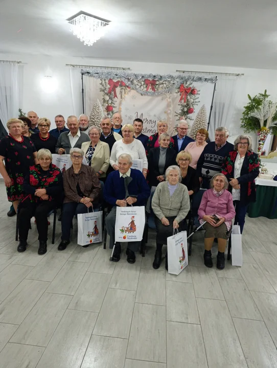 Spotkanie seniorów w Wólce Ciechomskiej: pyszna kolacja z wigilijnymi potrawami i prezenty niespodzianki - Zdjęcie główne