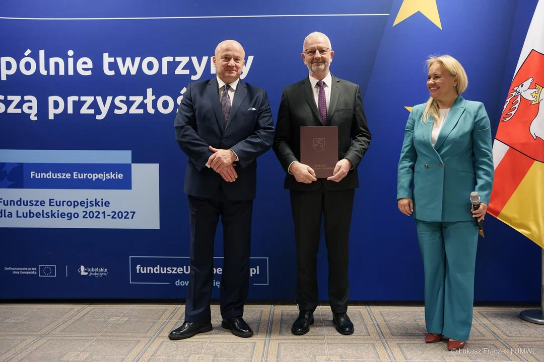 W Krasniku marszałek wjewództwa wręczył 17 samorządowcom umowy o dofinasowanie projektów związanych z kształceniem zawodowym