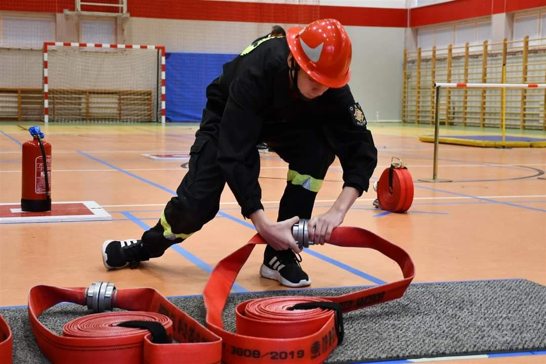 Halowe zawody sportowo-pożarnicze w Żyrzynie