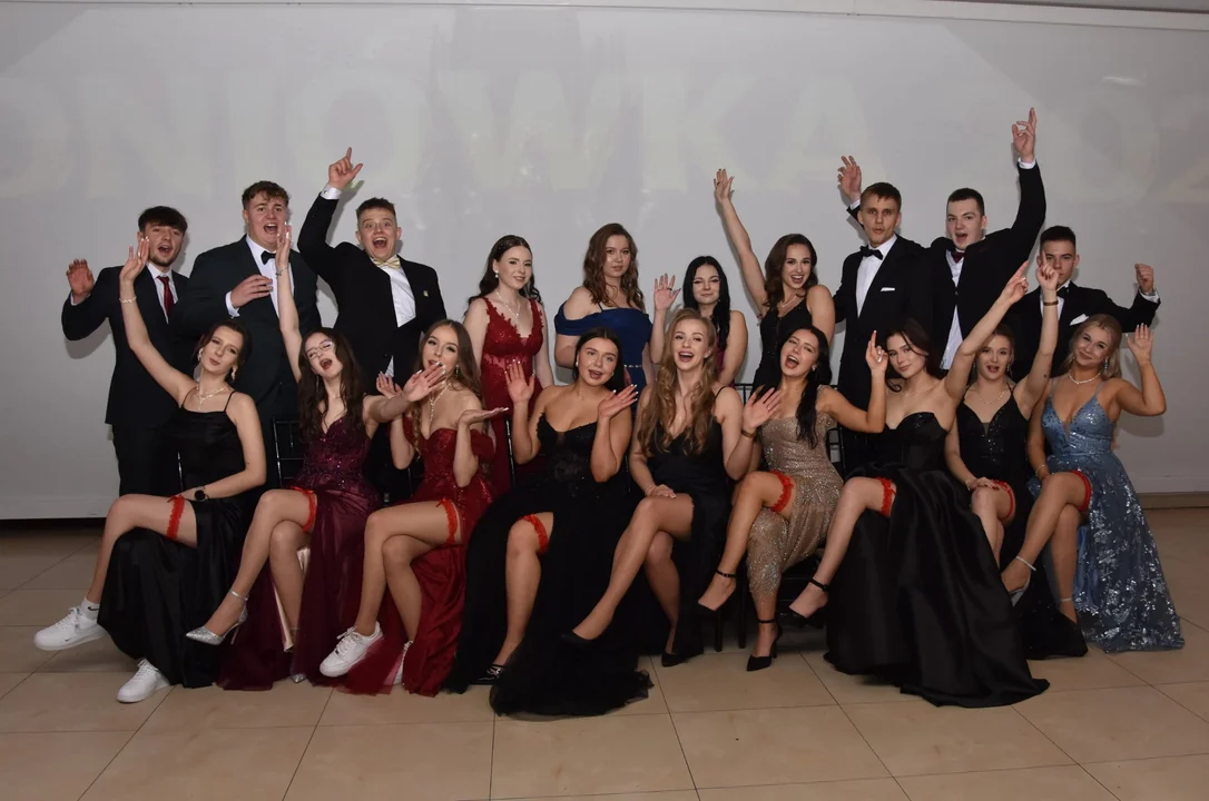 Niezapomniany wieczór maturzystów! Studniówka ZS im. Kajetana Hrabiego Kickiego w Sobieszynie cz. 2 (video, zdjęcia) - Zdjęcie główne