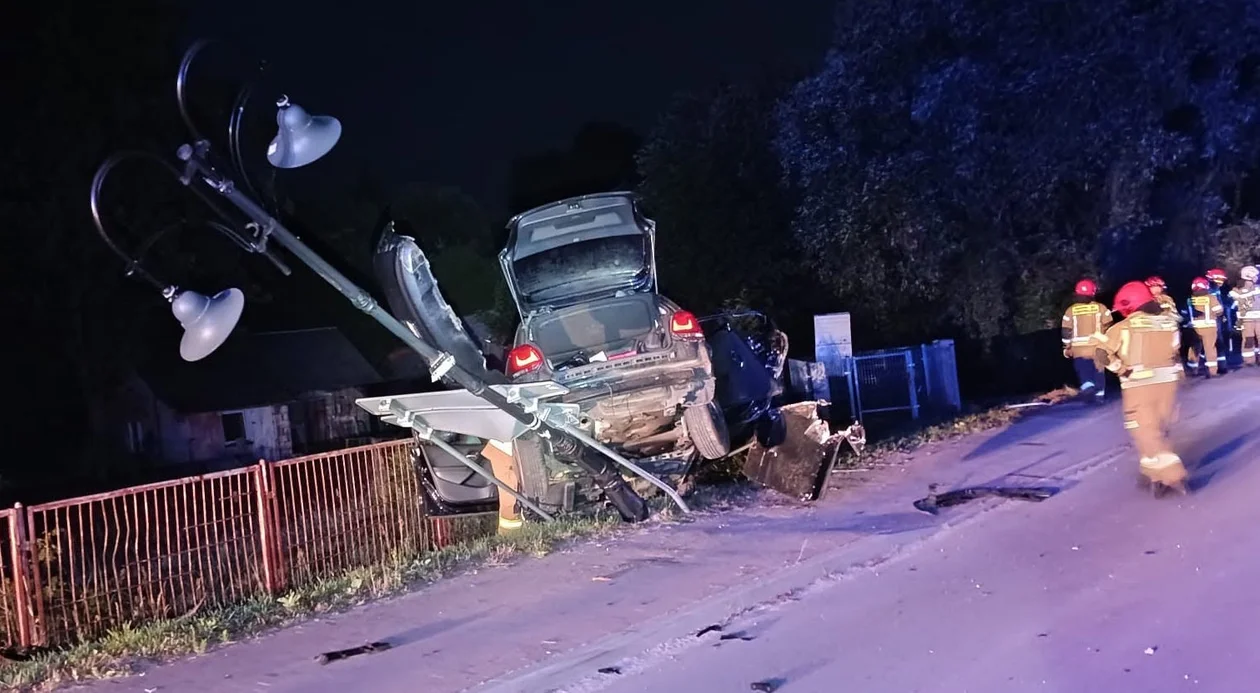 Niebezpiecznie  w Józefowie. Auto skasowane, dwie osoby w szpitalu (foto) - Zdjęcie główne