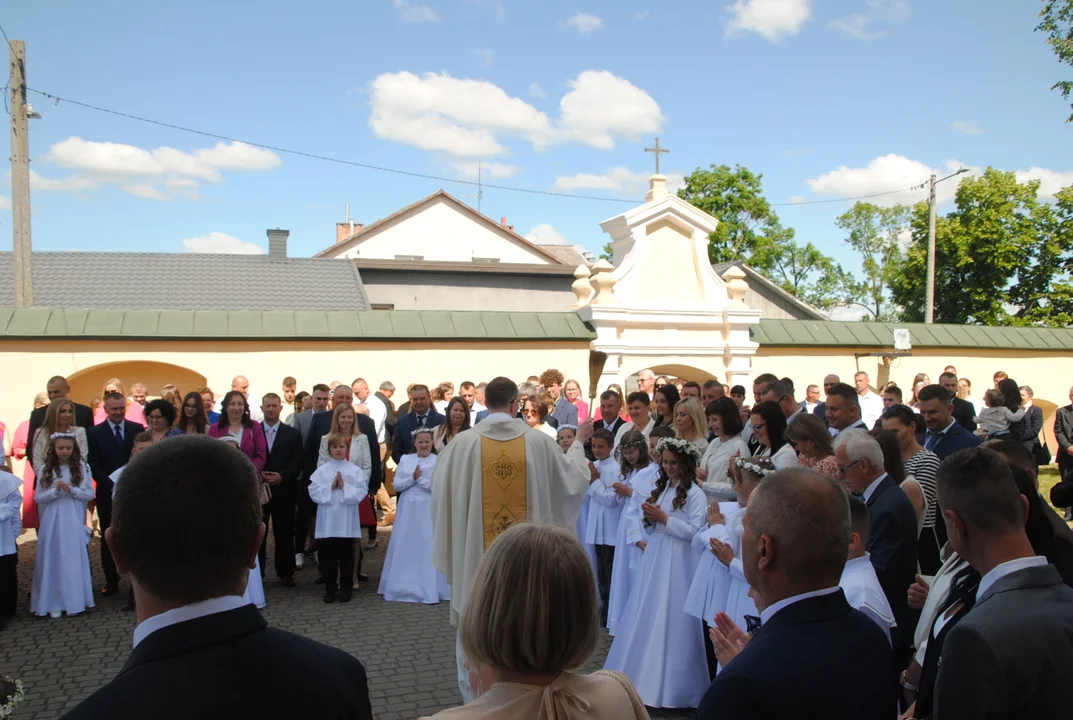 Uczniowie z klas III A i III C z SP nr 2 w Opolu Lubelskim przystąpili do I Komunii Świętej 3 czerwca o godz. 10