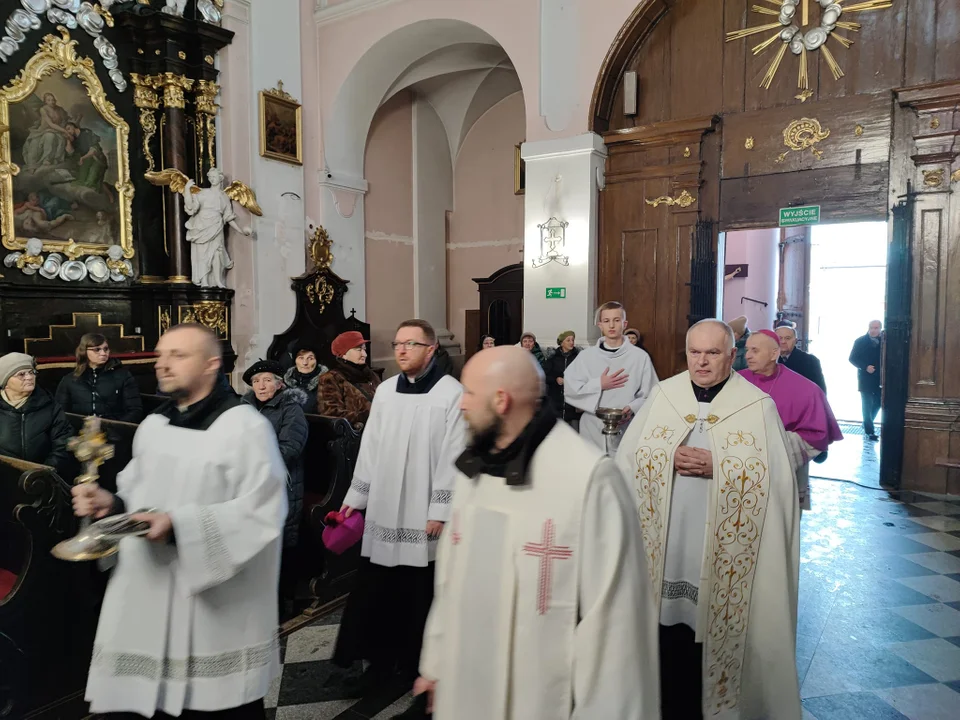 Biskup Grzegorz Suchodolski odwiedził Parafię Podwyższenia Krzyża Św. Ingres Biskupa z plebanii do kościoła i msza święta