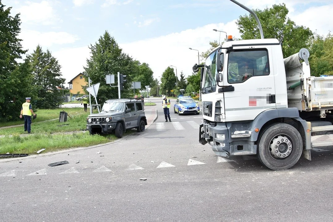 Biała Podlaska: Osobówka zderzyła się z ciężarówką. Jedna osoba w szpitalu