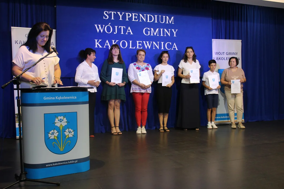 Uczniowie z gminy Kąkolewnica wyróżnieni, wójt Anna Mróz wręczyła stypendia (ZDJĘCIA) - Zdjęcie główne