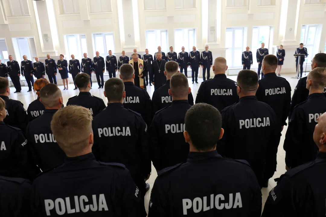 Ponad 70 nowych policjantów w lubelskim garnizonie. Złożyli już uroczyste ślubowanie - Zdjęcie główne