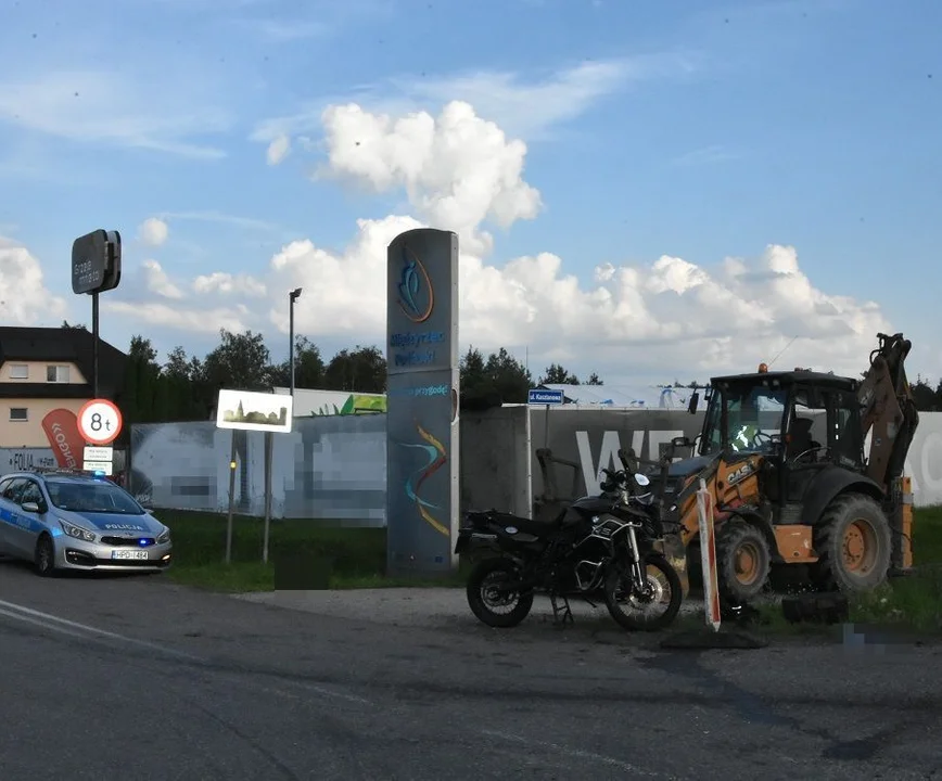 Gm. Międzyrzec Podlaski: Motocykl BMW wjechał koparkę. Jedna osoba w szpitalu