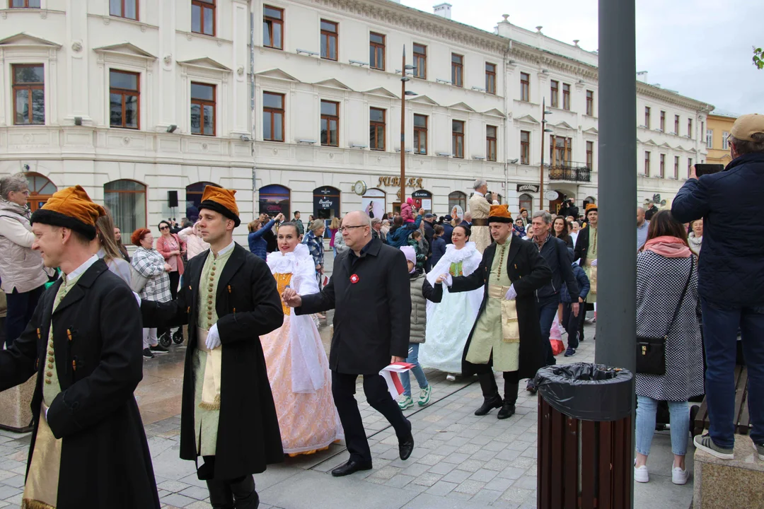 Obchody 3 maja w Lublinie. Mieszkańcy zatańczyli wspólnie Poloneza