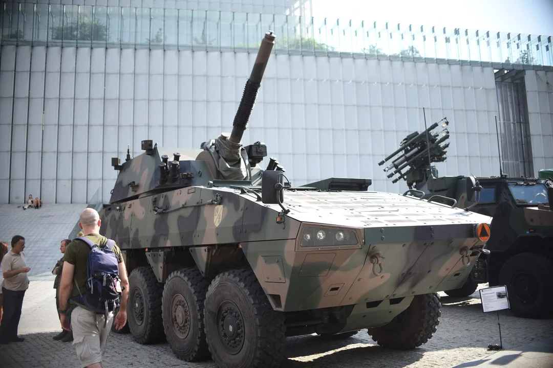 Piknik militarny na placu Teatralnym. Pokazy broni i sprzęt wojskowy [ZDJĘCIA]