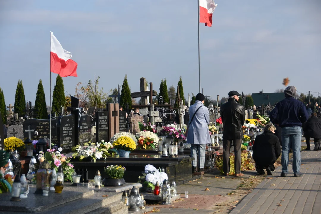 Modlili się za zmarłych na cmentarzu w Adamowie [zdjęcia] - Zdjęcie główne