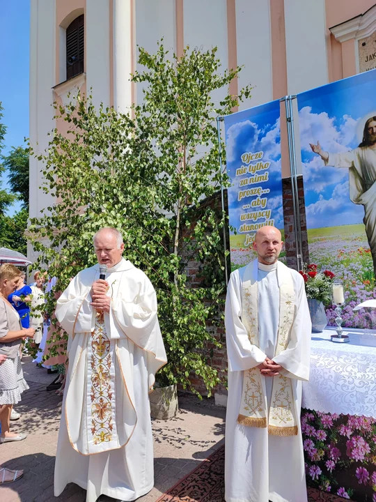 Procesja Bożego Ciała w parafii Podwyższenia Krzyża Świętego w Łukowie