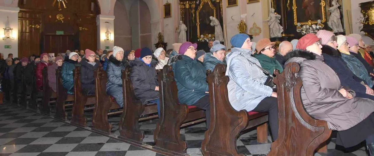 Biskup Grzegorz Suchodolski odwiedził Parafię Podwyższenia Krzyża Św. Ingres Biskupa z plebanii do kościoła i msza święta