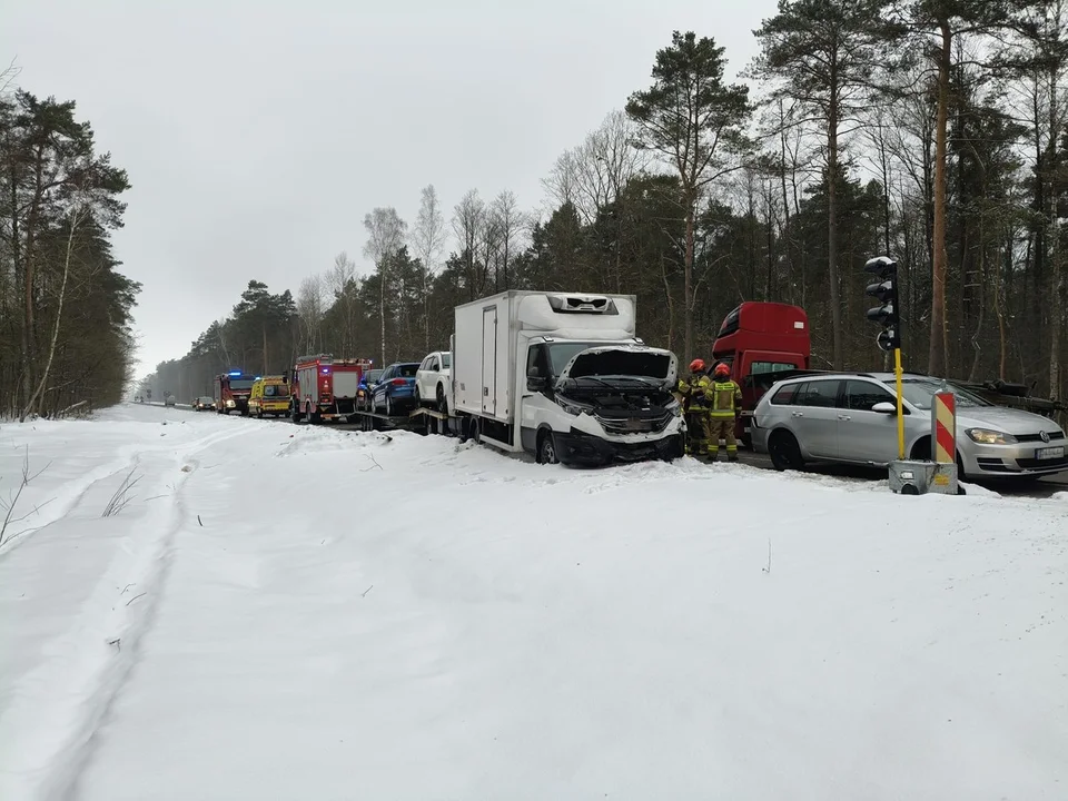Lubelskie: Laweta z pojazdami uderzyła w dostawczaka, ucierpiał też Volkswagen - Zdjęcie główne