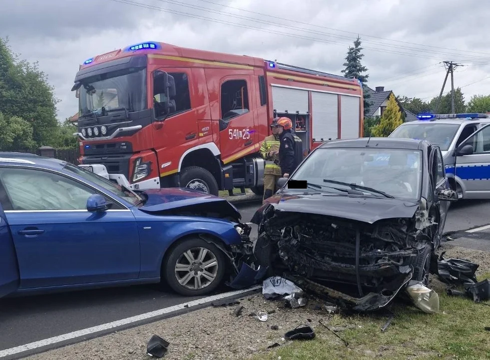 Powiat tomaszowski: Wypadek 4 pojazdów. Trzy osoby, w tym nastolatek w szpitalu