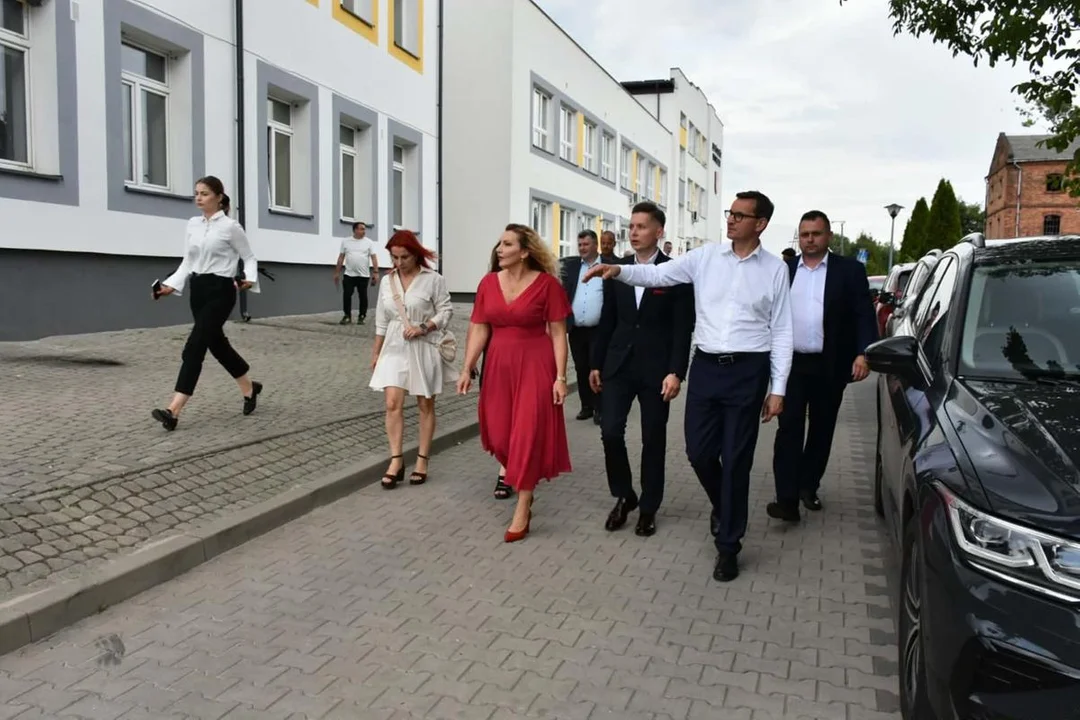 Były premier  Morawiecki odwiedził siedem gmin powiatu biłgorajskiego. Gdzie był, co oglądał? (foto) - Zdjęcie główne