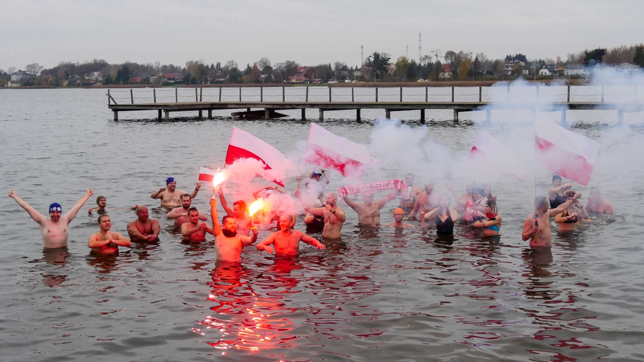 Morsujący Firlej świętował 11 listopada. Kwiaty pod pomnikiem 27 Wołyńskiej Dywizji Piechoty AK (zdjęcia) - Zdjęcie główne