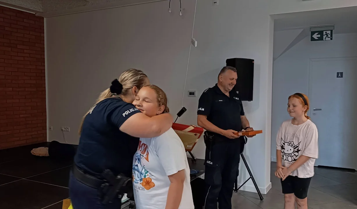 Wizyta policjantów i kreatywne zajęcia na zakończenie półkolonii w Kocku - Zdjęcie główne
