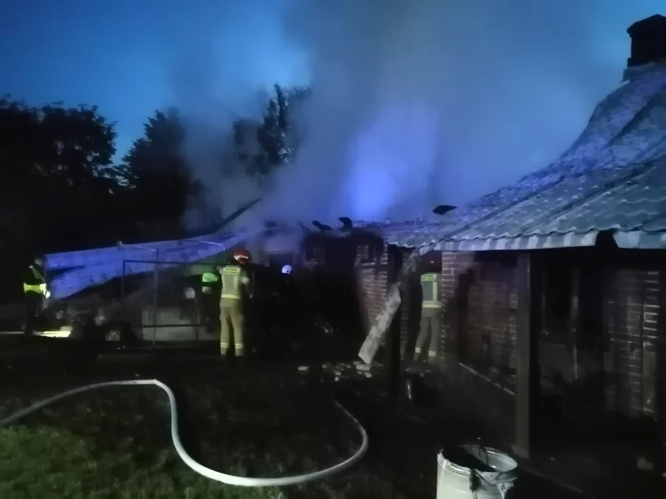 Powiat bialski: Pożar budynków gospodarczych. Dach zawalił się do środka