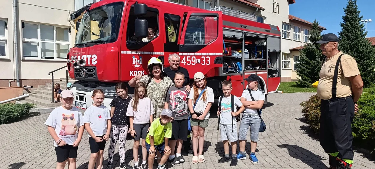 Strażackie niespodzianki, historia i warsztaty. Kolejny udany dzień półkolonii w Kocku - Zdjęcie główne