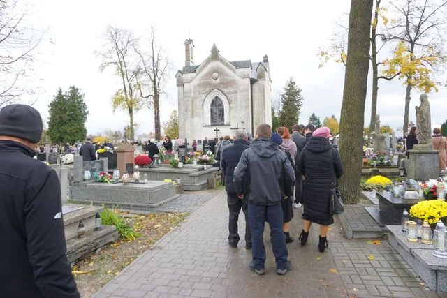 Opole Lubelskie: Dziś odwiedzamy groby bliskich (ZDJĘCIA) - Zdjęcie główne