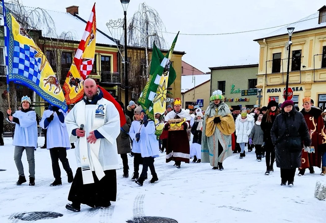 Parczew. Orszak Trzech Króli przeszedł ulicami miasta (ZDJĘCIA) - Zdjęcie główne