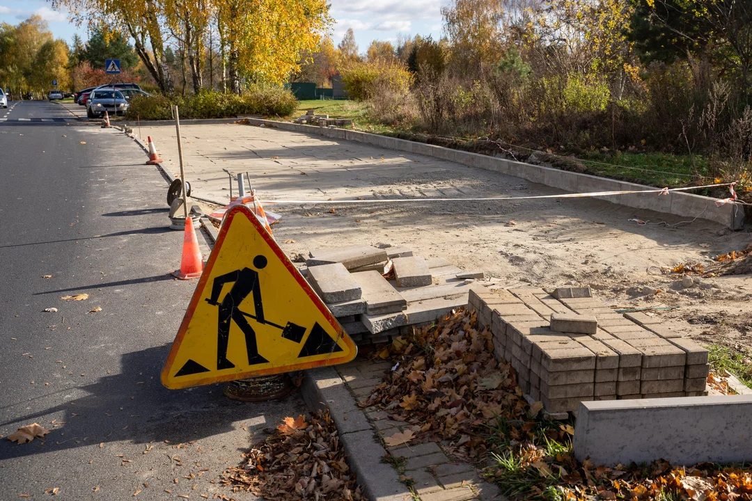 Łęczna: Budują nowe miejsca parkingowe - Zdjęcie główne