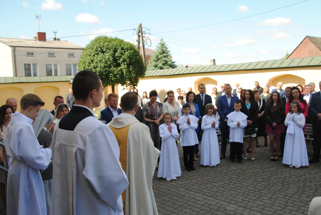 Uczniowie z klas III A i III C z SP nr 2 w Opolu Lubelskim przystąpili do I Komunii Świętej 3 czerwca o godz. 10