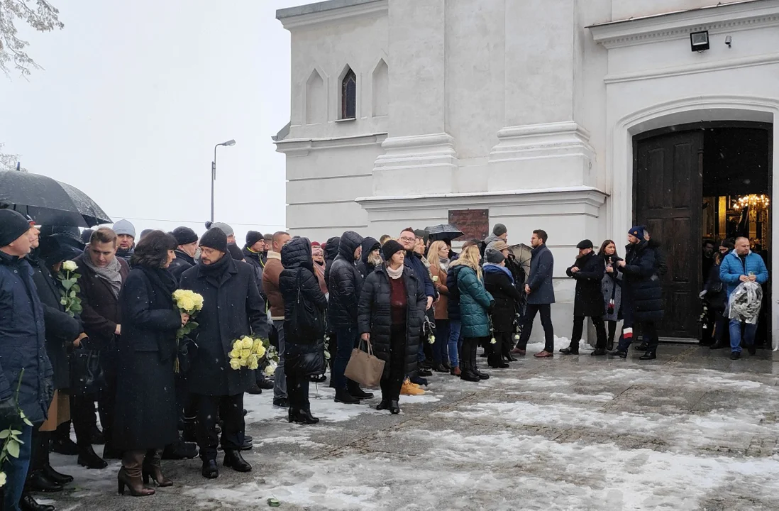 Tłumy pożegnały zamordowaną komornik z Łukowa.  Dziś w Adamowie odbył  się pogrzeb śp. Ewy Kochańskiej